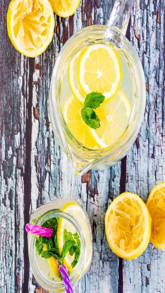 Classic lemonade becomes a little more exciting with a final splash of sparkling water. The trick is to prepare the lemon mixture first and add the bubbles only when you are ready to serve.